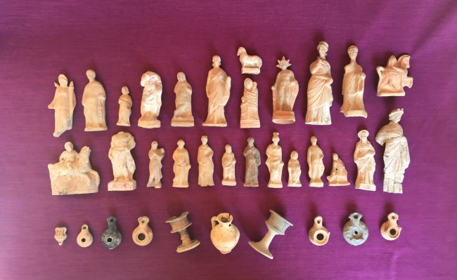 Myra Antik Kenti kazılarında bulunan 2 bin 200 yıllık pişmiş toprak eserler. Fotoğraf: AA